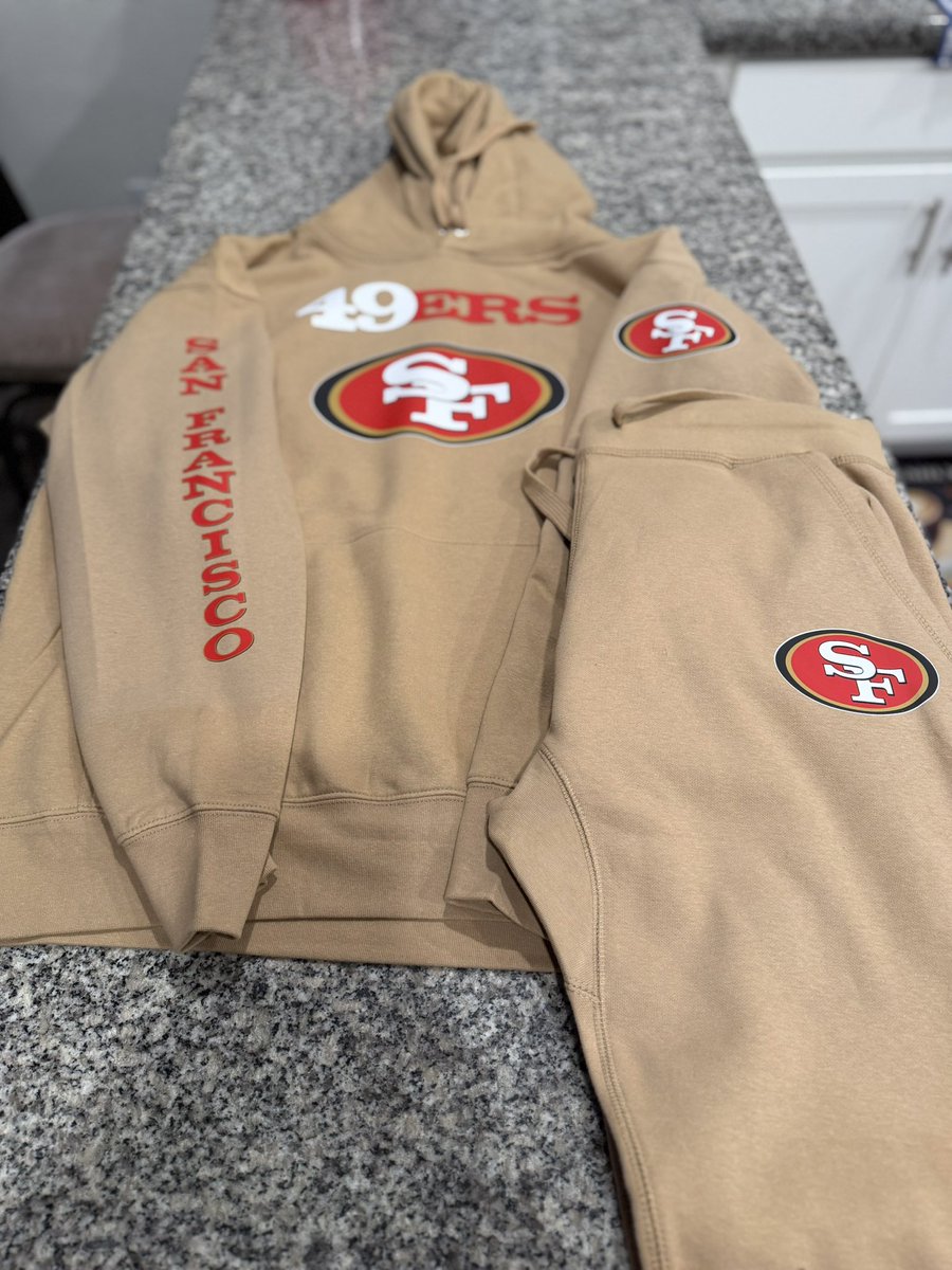 DJMC72's tweet image. Shipping another 49ers set… yeah it’s regular now.

Different teams, same movement. Nationwide 💪🏽

Don’t Judge Me… I Be In These Streets

Stay locked in… May 👀

#DontJudgeMe #Streetwear #SupportSmallBusiness #ShopOnline #Nationwide