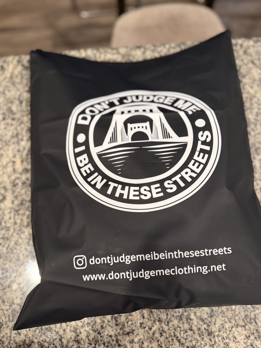 DJMC72's tweet image. Shipping another 49ers set… yeah it’s regular now.

Different teams, same movement. Nationwide 💪🏽

Don’t Judge Me… I Be In These Streets

Stay locked in… May 👀

#DontJudgeMe #Streetwear #SupportSmallBusiness #ShopOnline #Nationwide