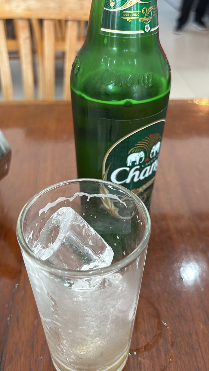kento89ko's tweet photo. バンコク炎天下の中12,000歩継続歩き切った

目的の店でビール

野球部の水分補給時のような感覚でぐびぐび飲めてしまう

いつも運動不足で酒ばかり飲んでたからこんな体になってしまったのだなと反省 https://t.co/TQfStb88ej