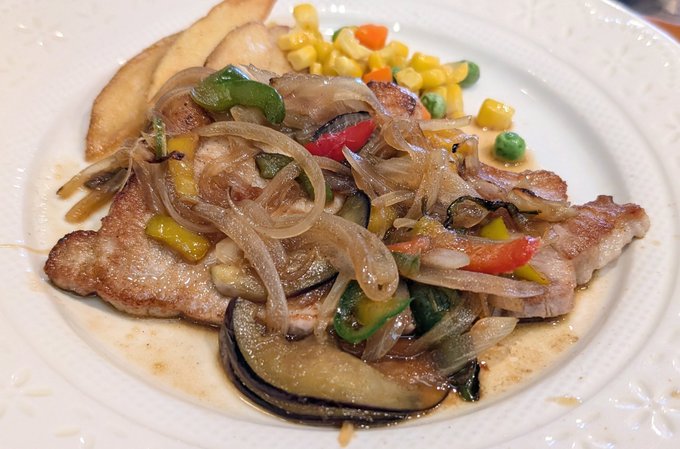 今日のお昼は喫茶店で生姜焼き定食。 