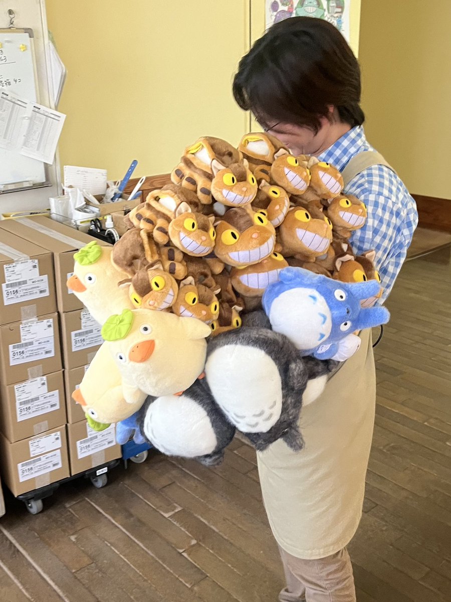 ショップのベテランスタッフは、すばやく、大量に、しかも丁寧な商品補充スキルを身につけています。

ベテランと言っても、この領域まで来ると、もはや達人技。

みんな大人しく、ショップスタッフに全幅の信頼を寄せてお店に出発します。