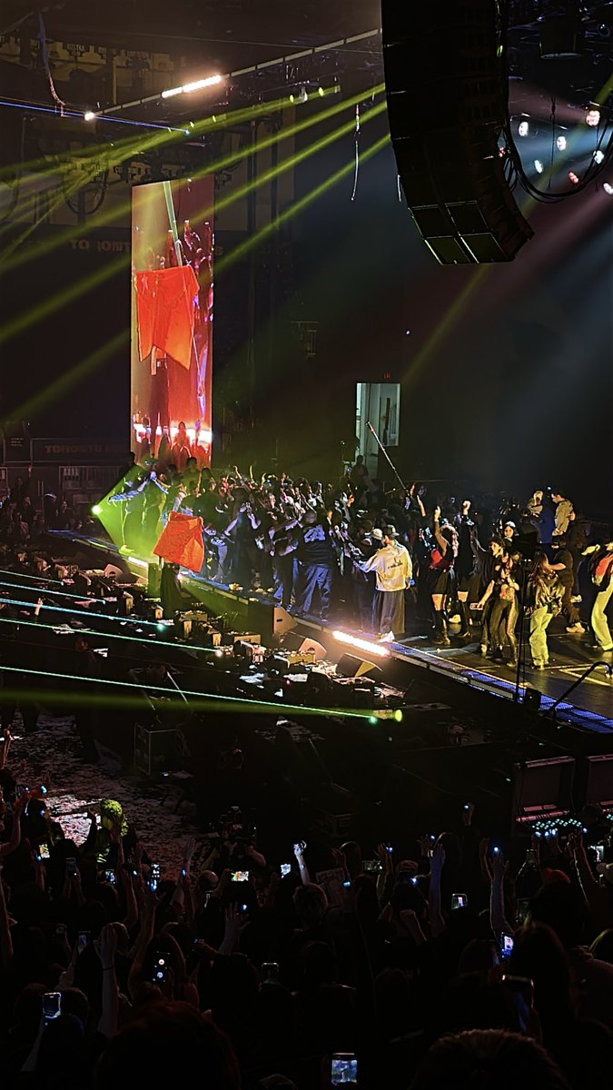 _wackasshoe's tweet photo. JACKSON MF WANG IN TORONTO TONIGHT!!! 🇨🇦 i had so much fun!! videos to come when i wake up. my head hurts
#Toronto
#Cocacolacoliseum
#MAGICMAN2WORLDTOUR
#jacksonwang
#王嘉爾 https://t.co/zq7kTXDexq