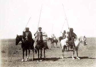 يا الويلان لباسة عقال القصب والطوس
نقالة سيوف الهند من فوق قب أفراس

يا الويلان يا أهل الجوخ وأهل النبل والقوس
يا الويلان يباس البلايل شداد البّاس

للشـاعر سعد بن جدلان - رحمه الله