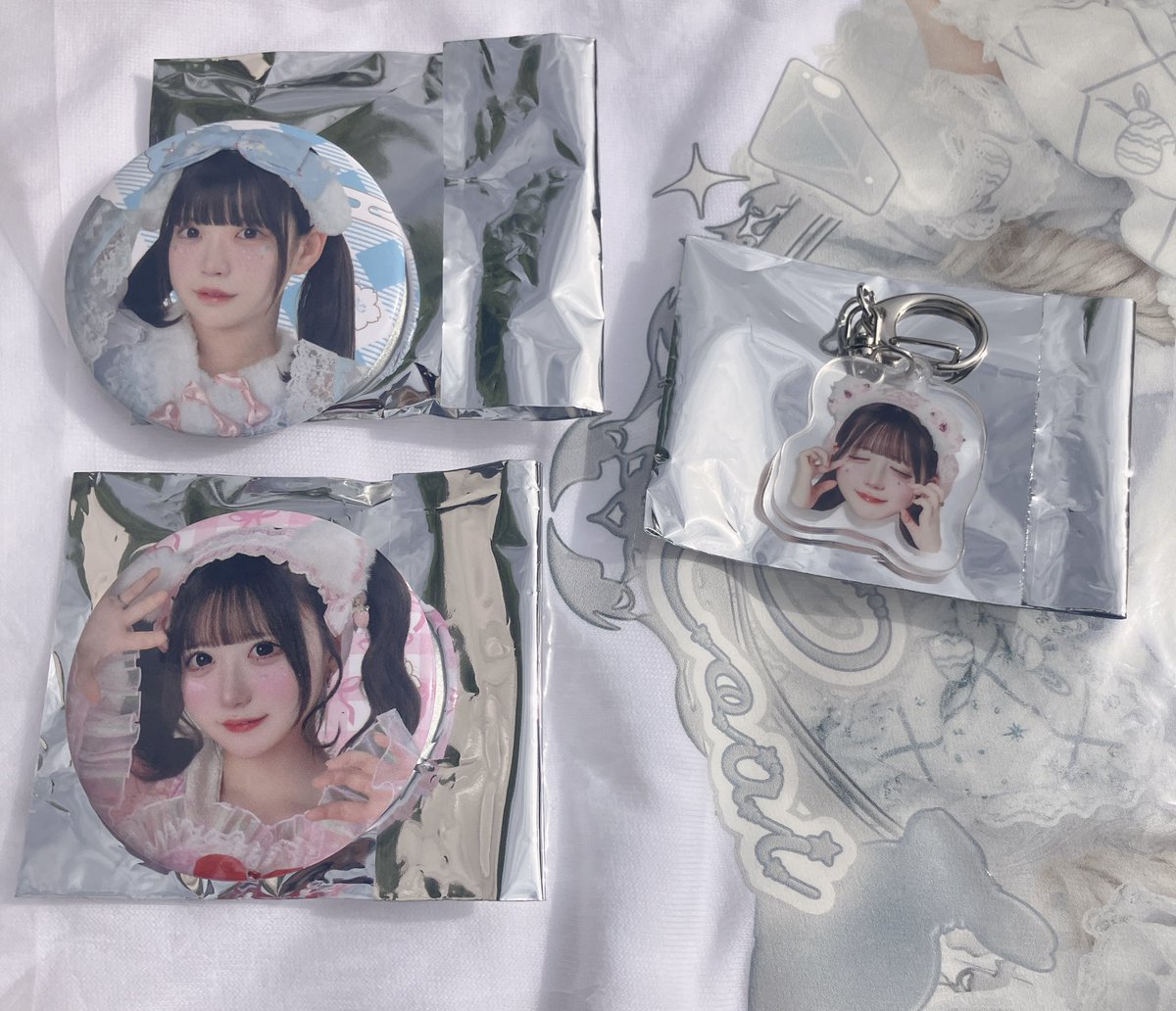 yram_0x0's tweet photo. 夜光性アミューズ/NIGHT PARADE/ガラポン

缶バッジ    みぽたぽた、水萌しゅる
顔めじるしアクキー   水萌しゅる

こあいに交換お願いしたいです。お気軽にお声掛けください🙇‍♀️

#夜光性アミューズ
#ガラポン https://t.co/hYoMcE1Xll