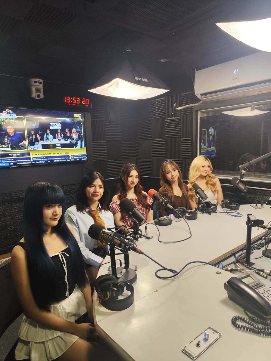 VVINKph's tweet image. VVINK at Magic 89.9! ✨ Going live! 2PM! 😉

#VVINK #Magic899 #HalftimeShowWithJayJay #PPOP