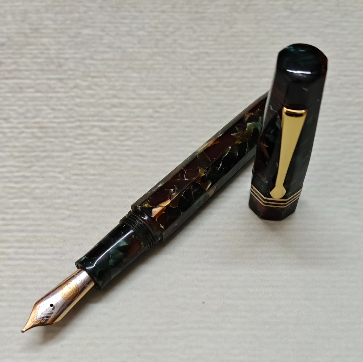 FosforPens's tweet photo. Just finished: Ashtakone pen in Conway Stewart Pistachio. Fitted with a Pelikan M1000 nib unit and a built-in Vac/plunger filler. https://t.co/5LCBszwUyP