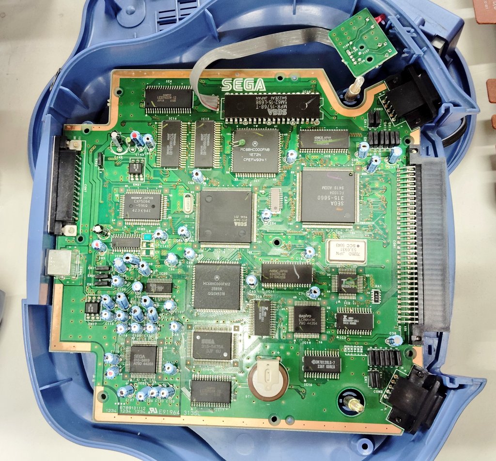 BEEP_SHOP's tweet photo. アイワのメガCDラジカセ「CSD-GM1」です。メガドラ部分のメイン基板はこんな感じになってるんですねー。メガドラはこういう派生系がすごく多くてマニア魂が燃えます。　（天元中） https://t.co/Oj4m77Hu8y