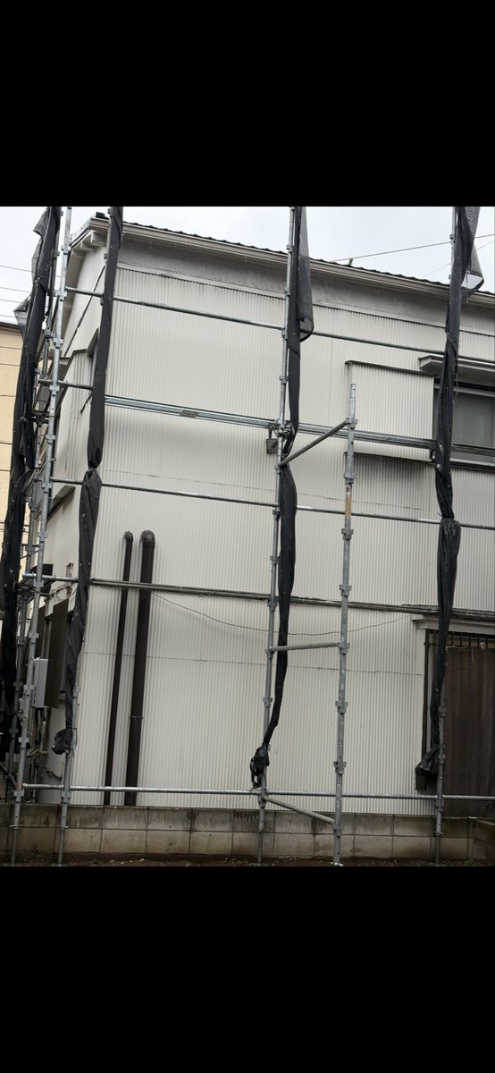 WRenovation's tweet photo. 葛飾区で塗装の工事が終わりました。
ホルムズ海峡の関係で塗装や防水で使うシンナーの入荷がストップしてしまいました。
猫ちゃんには全く関係ない話ですが我々や工事をお急ぎの方には大変な状況になってしまいました。
何とか乗り越えていきましょう✨ https://t.co/CJxvzEhIEU