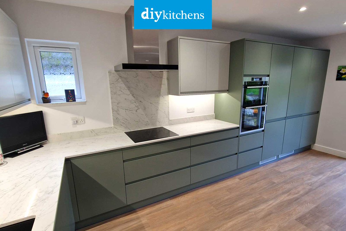 DIY_Kitchens's tweet image. 🌟 Peter from St Ives shows us his completed Innova Luca Dove Grey &amp;amp; Reed Green Handleless #kitchen, supplied by DIY Kitchens (Ref:4335) - bit.ly/CustomerKitche…

Visit diy-kitchens.com to see how much you could save on your dream kitchen! 

#luca #handlelesskitchens