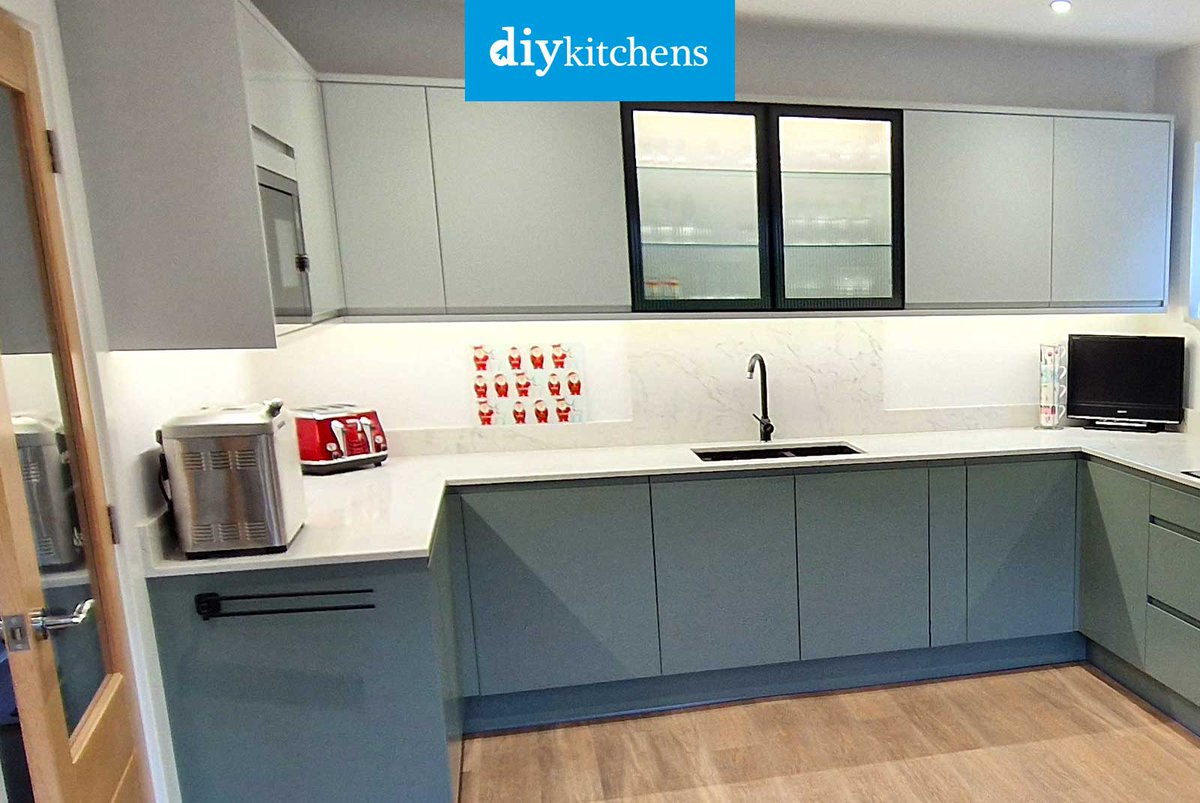 DIY_Kitchens's tweet image. 🌟 Peter from St Ives shows us his completed Innova Luca Dove Grey &amp;amp; Reed Green Handleless #kitchen, supplied by DIY Kitchens (Ref:4335) - bit.ly/CustomerKitche…

Visit diy-kitchens.com to see how much you could save on your dream kitchen! 

#luca #handlelesskitchens