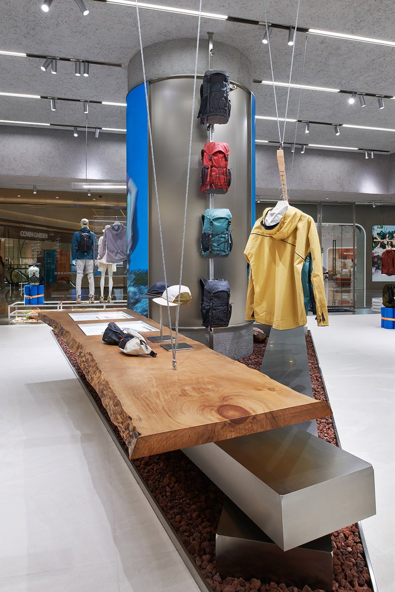 goooodofficial's tweet image. Klättermusen Flagship Store Dalian by odd(okamoto deguchi design)
Adopting a gallery-like aesthetic
link: gooood.cn/klattermusen-f…
photographer: odd&amp;amp; Ruijing-Photo
#interior #interiordesign #store #flagship #wood #tile #coating