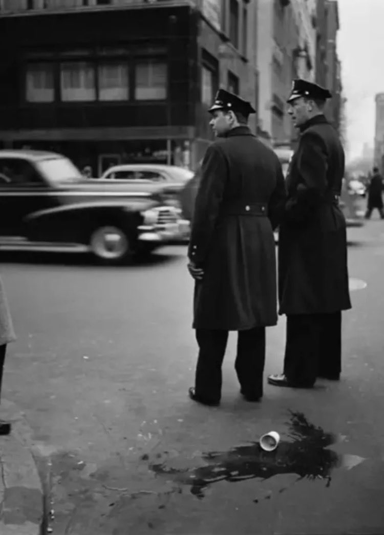 Monday…

📸 Elliott Erwitt

NYC (1950s)