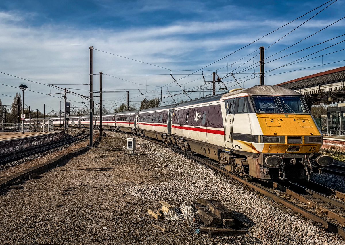 miles_chains's tweet image. 91106 ‘Swallow’ powers away with DVT 82223 on the rear. The set heads north from York with 1N07, London Kings Cross to Newcastle Central.
#Class91 #DVT #York #LNER #InterCity