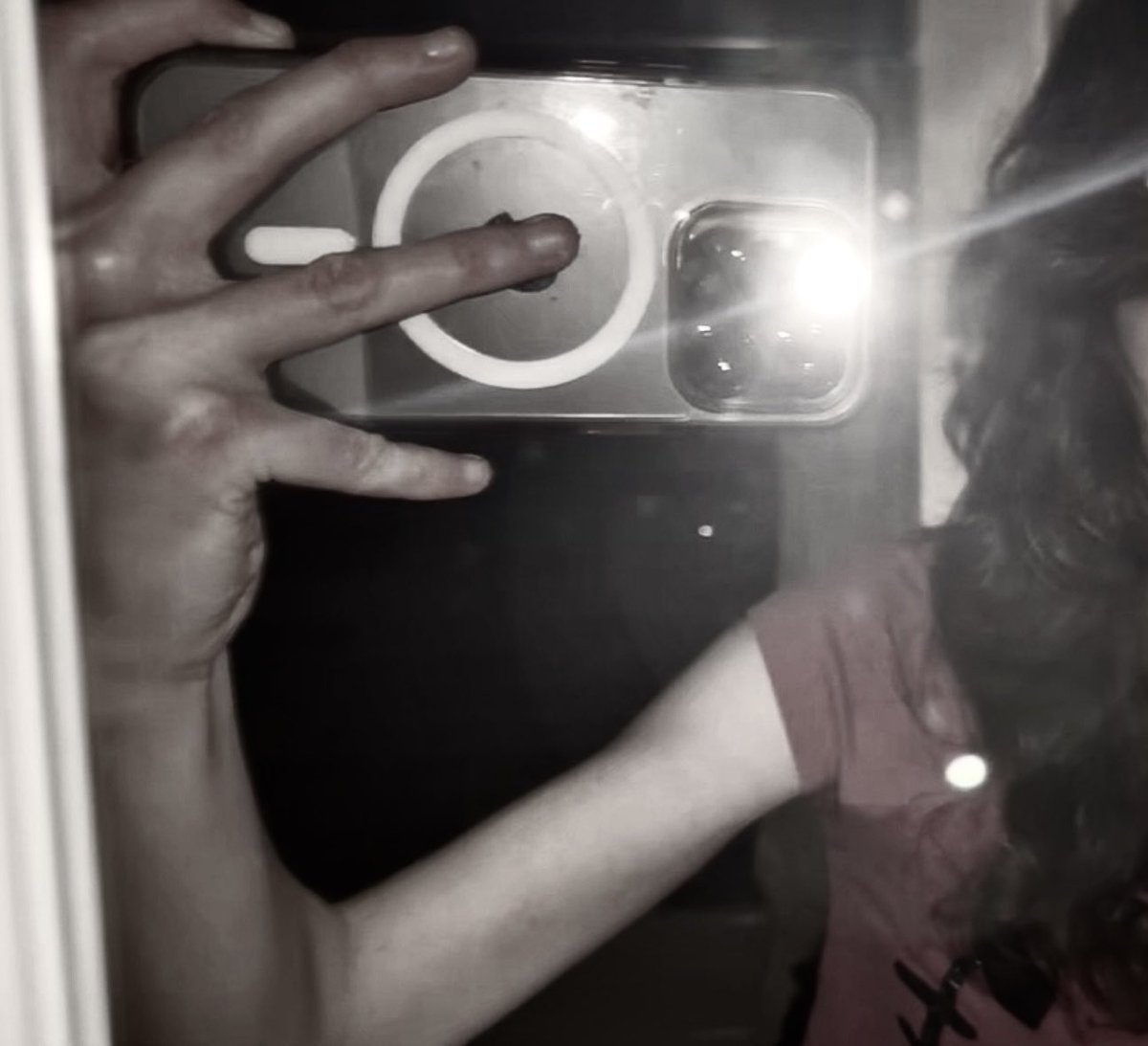 shrinking2477's tweet image. ( tw bc ) lowk need to clean my mirror