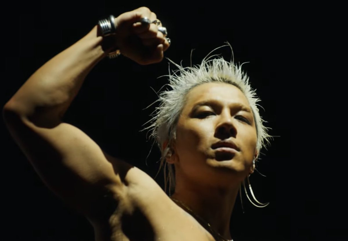 tttoomdada's tweet photo. OFCOURSE YOURE WITHOUT A SHIRT AGAIN IM CRYING 

#BIGBANG #BANGCHELLA https://t.co/MgaZRGXugK