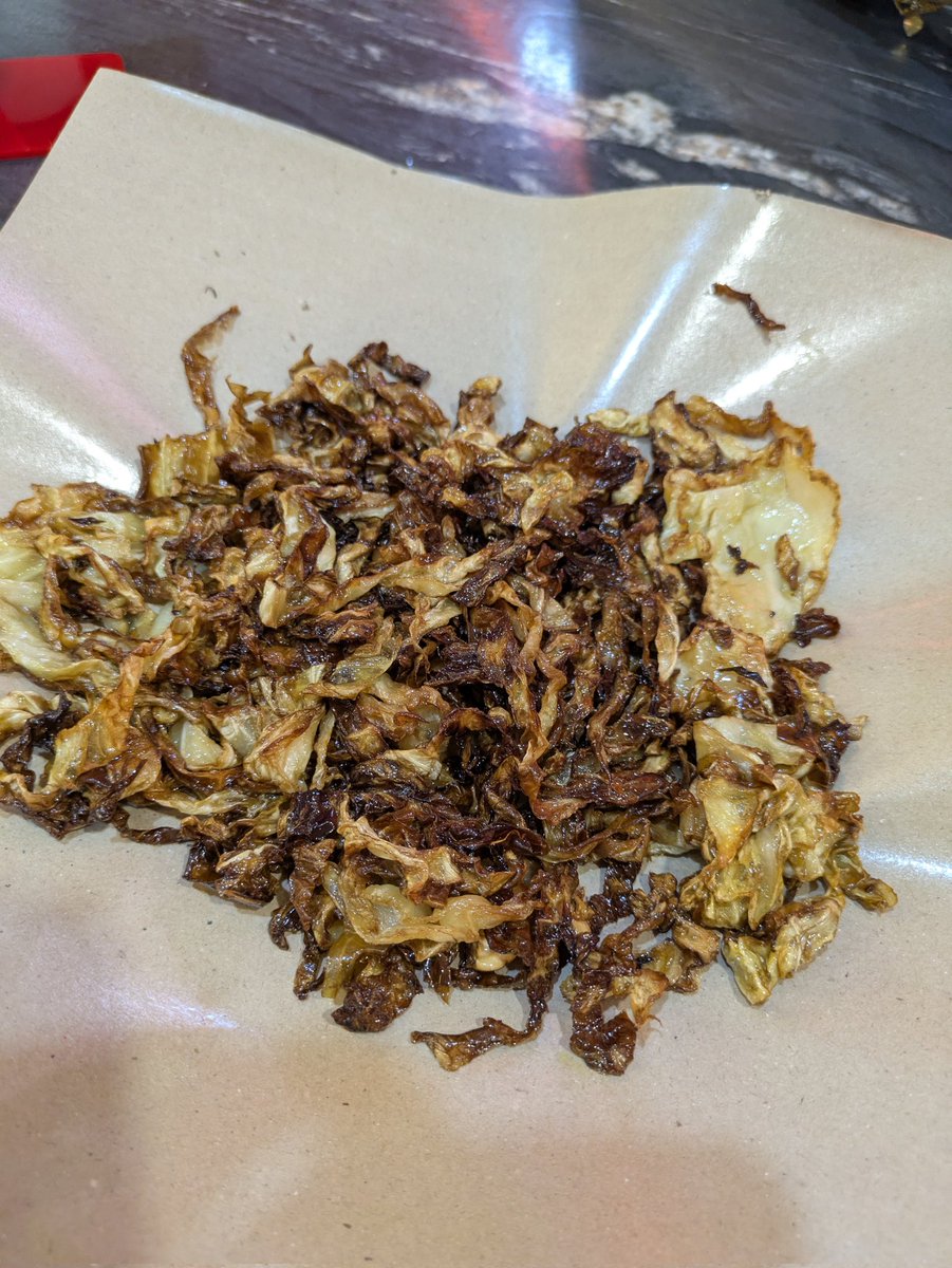 Kobis goreng, terutamanya yang digoreng garing atau hangus, berpotensi berbahaya jika dimakan kerap kerana menghasilkan sebatian kimia acrylamide yang bersifat karsinogenik (penyebab kanser). Ia juga tinggi kalori/lemak daripada minyak dan kurang nutrisi. Amalkan secara sederhana