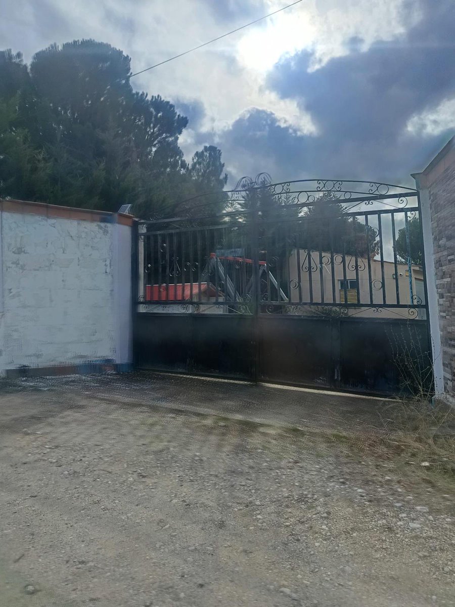 Alfonso_Egea's tweet image. El nuevo dueño de la casa en la que según la @guardiacivil fue asesinada #EstherLopez tardó 3 meses en descubrir la entrada a un zulo no registrado en la propiedad. Se abre mediante un sistema oculto con las mismas baldosas de terrazo del resto de la casa. Ya está precintado.