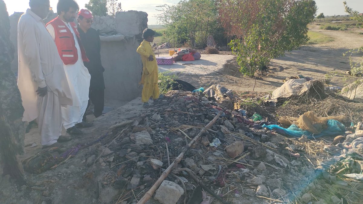 prcsindh's tweet photo. #Emergency response in #Thatta: Pakistan Red Crescent Sindh Branch volunteers reached Village Gandra after a #fire #destroyed two houses, delivering essential #NFIs for immediate #relief.
#volunteers #humanity https://t.co/fC43FUBQ1U