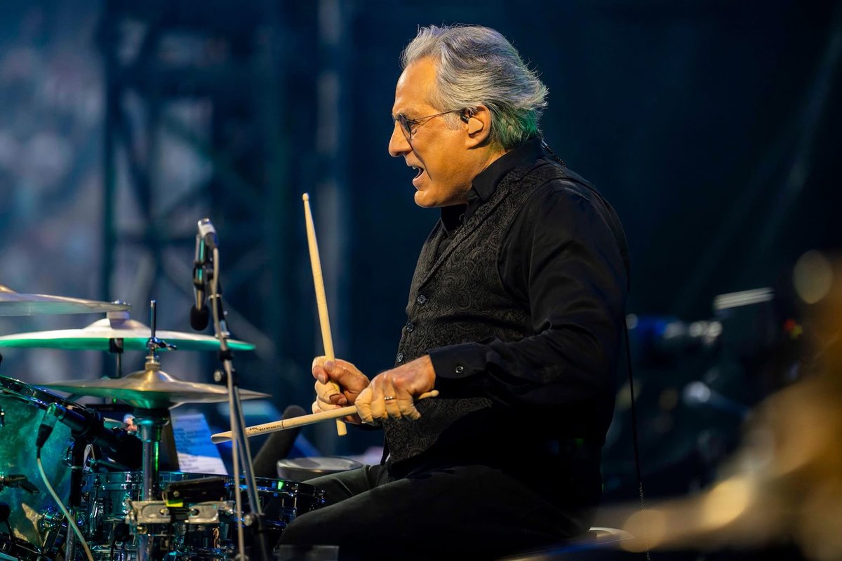 Emma48998116's tweet image. Good morning Vicente!! Happy 75th birthday to the most amazing drummer Mighty Max Weinberg!! Just fantastic!! Have a lovely day everyone ! 🎶🎶🥁🥁🥁🥁🥁🥁🥁🥁🥁🎶🎶❤️❤️😊😊⭐️⭐️
📸#RobDeMartin