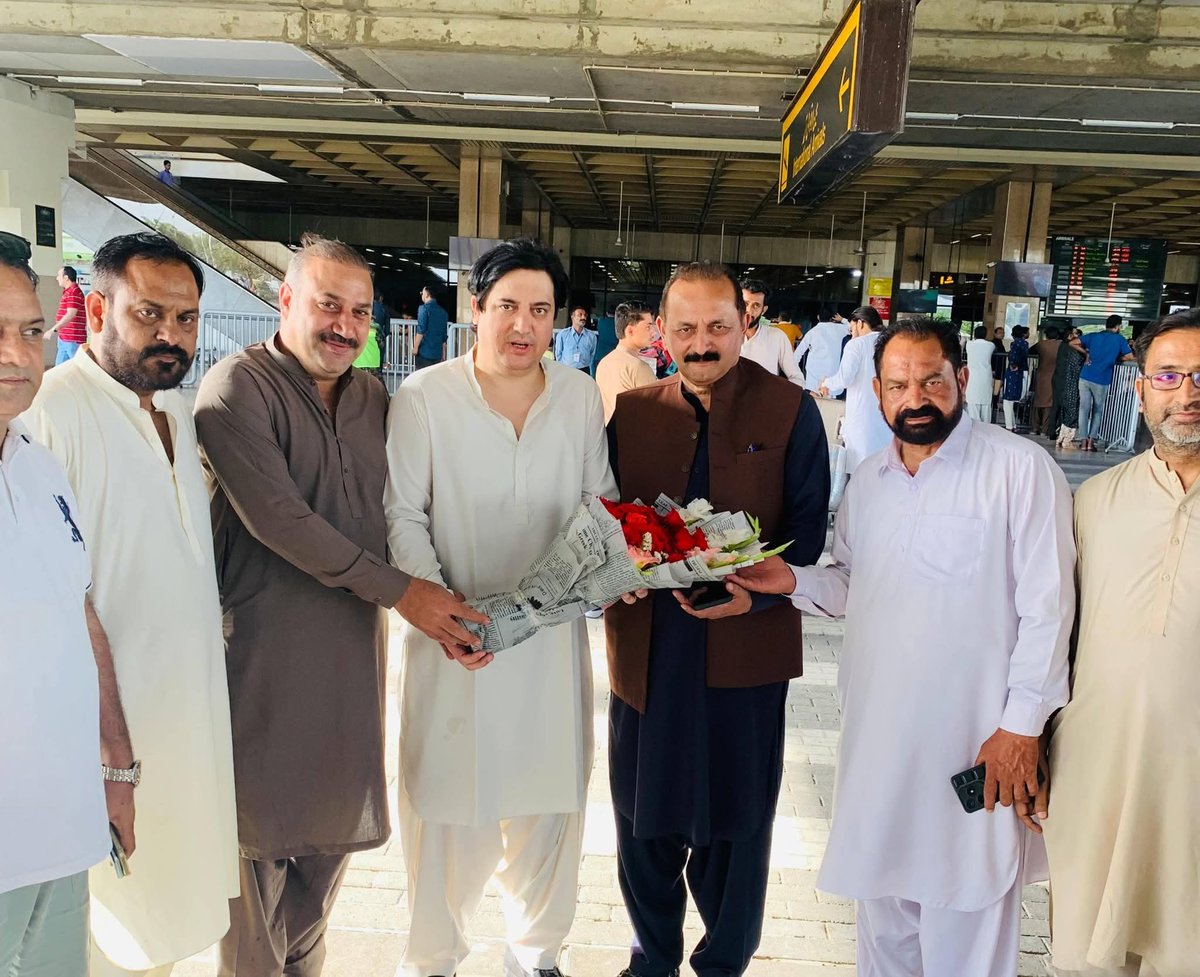 RajaNaseemAkht4's tweet photo. کراچی: وزیر حکومت و مرکزی سیکریٹری اطلاعات پاکستان پیپلز پارٹی آزاد کشمیر سردار جاوید ایوب ایڈووکیٹ کی کراچی آمد پر پاکستان پیپلز پارٹی آزاد کشمیر کراچی ڈویژن کے عہدیدران ایئرپورٹ پر ان کا استقبال کررہے ہیں ۔
@MediaCellPPP @BBhuttoZardari @JavedAyoub https://t.co/G8sfjSCsii