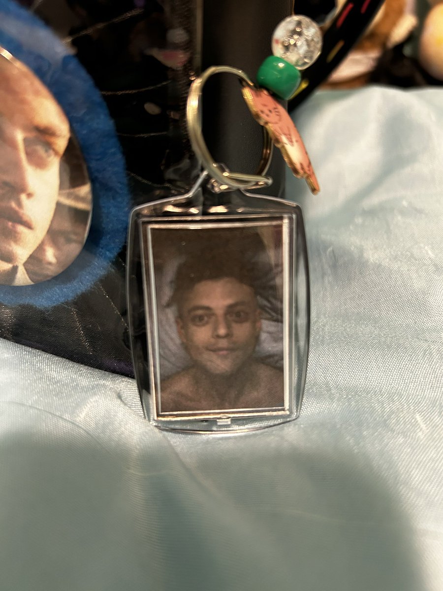 malekcels's tweet photo. hi rani malek twt please acept me and my imp ❤️‍🩹❤️‍🩹❤️‍🩹❤️‍🩹🫰🫰🫰🫰🫰 

#ramimalek #ramitwt (?) https://t.co/kRQiuLctEU