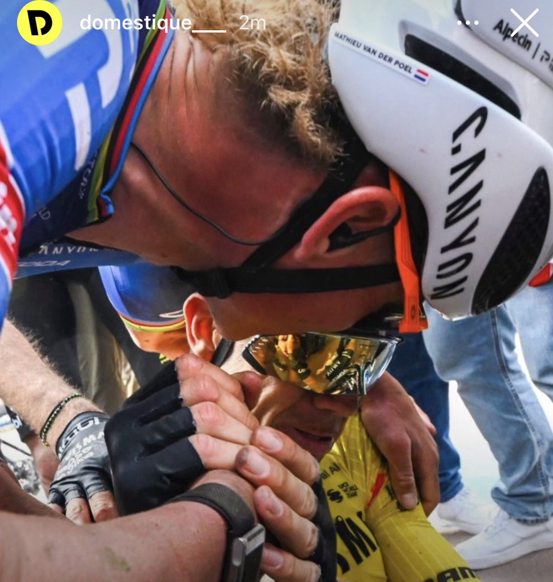 Lunedì mattina. Voi vi siete ripresi? Io ancora no. Stamperei la foto dell'arrivo e l'appenderei sopra la scrivania...ma temo non verrei compresa. Già mi danno per  eccentrica e un po' matta. #ParisRoubaix #WoutVanAert #WVA