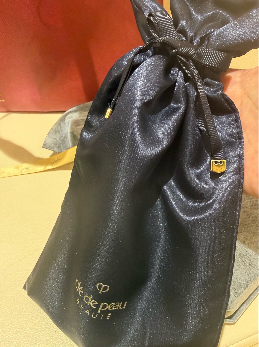 toipoolove's tweet photo. 週末に息子達のとこに行くからお嫁さんにお土産を購入💞
フラルネの乳液とクレドのお粉🥰
お肌に合うといいな！

クレドの無料ラッピングが豪華だし、選ぶの楽しかった✨
わたしはKANEBOの新しいクリームのサンプル貰ってきた💓 https://t.co/jL3C3qxpHw