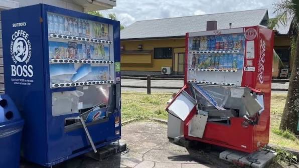 もう、日本の文化やルールやマナーや伝統は外国人により、破壊されました。

40年前30年前20年前は、街中で自動販売機が壊される事など、ありませんでした。