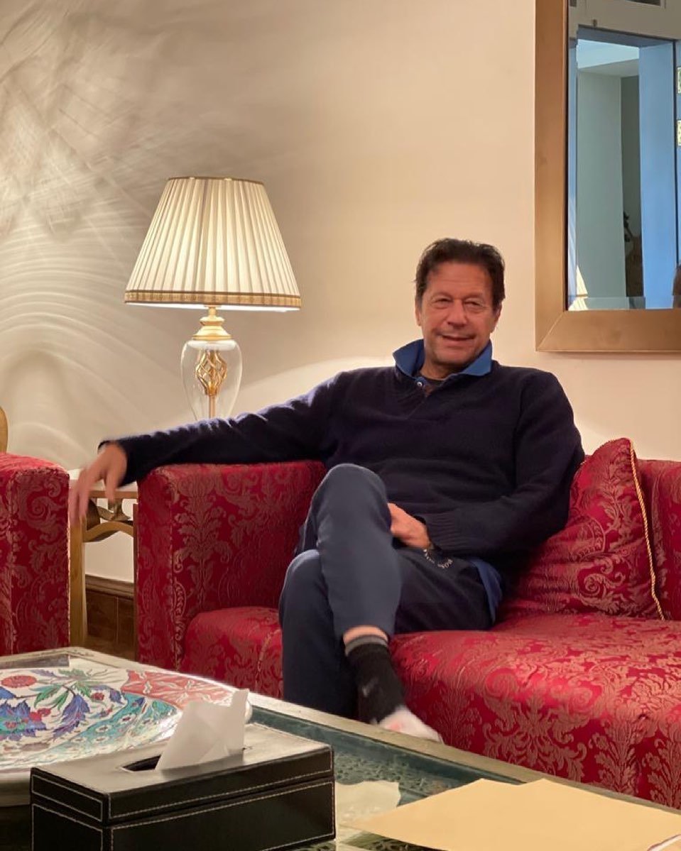 تاریخ لکھ رہی ہے اُسے کاغذوں میں یوں
حق کے محاذ پر تھا، مگر بُزدلوں میں تھا
Leader Imran khan 😍