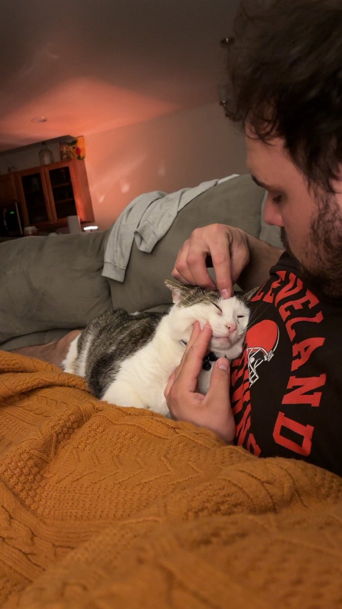 SammyMarie18's tweet photo. meanwhile my bf who is allergic to cats after moving in together: https://t.co/V0C7eeJluM