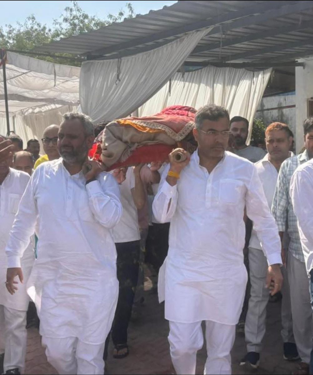 p_sahibsingh's tweet photo. आज पूजनीय चाची श्रीमती सुशीला देवी जी ( धर्मपत्नी श्री मास्टर आज़ाद सिंह जी , पूर्व महापौर दिल्ली ) का अंतिम संस्कार मुंडका गाँव में गाँववासियों की उपस्थिति में हुआ । प्रभु श्रीराम जी से प्रार्थना है कि पुण्यात्मा को अपने श्रीचरणों में स्थान दें। ॐ शान्ति https://t.co/Lvvl2LIwQj