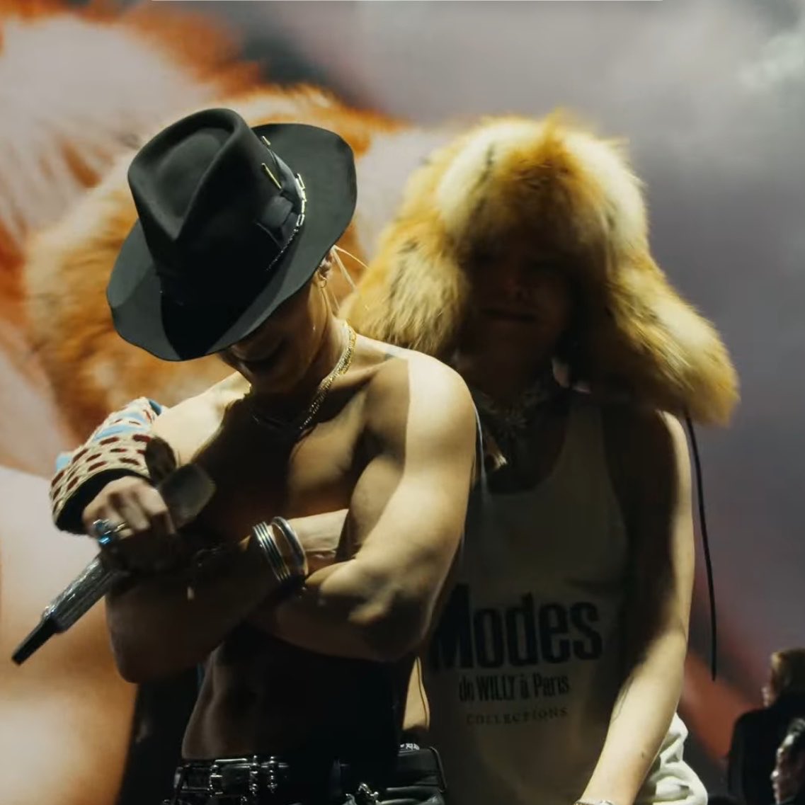 한쪽은 팔짱 끼고 있고
한쪽은 어깨 두르고 웃는 구도가 왤캐 좋을까 ㅠㅠ
케이팝 최강 듀오 #BANGCHELLA