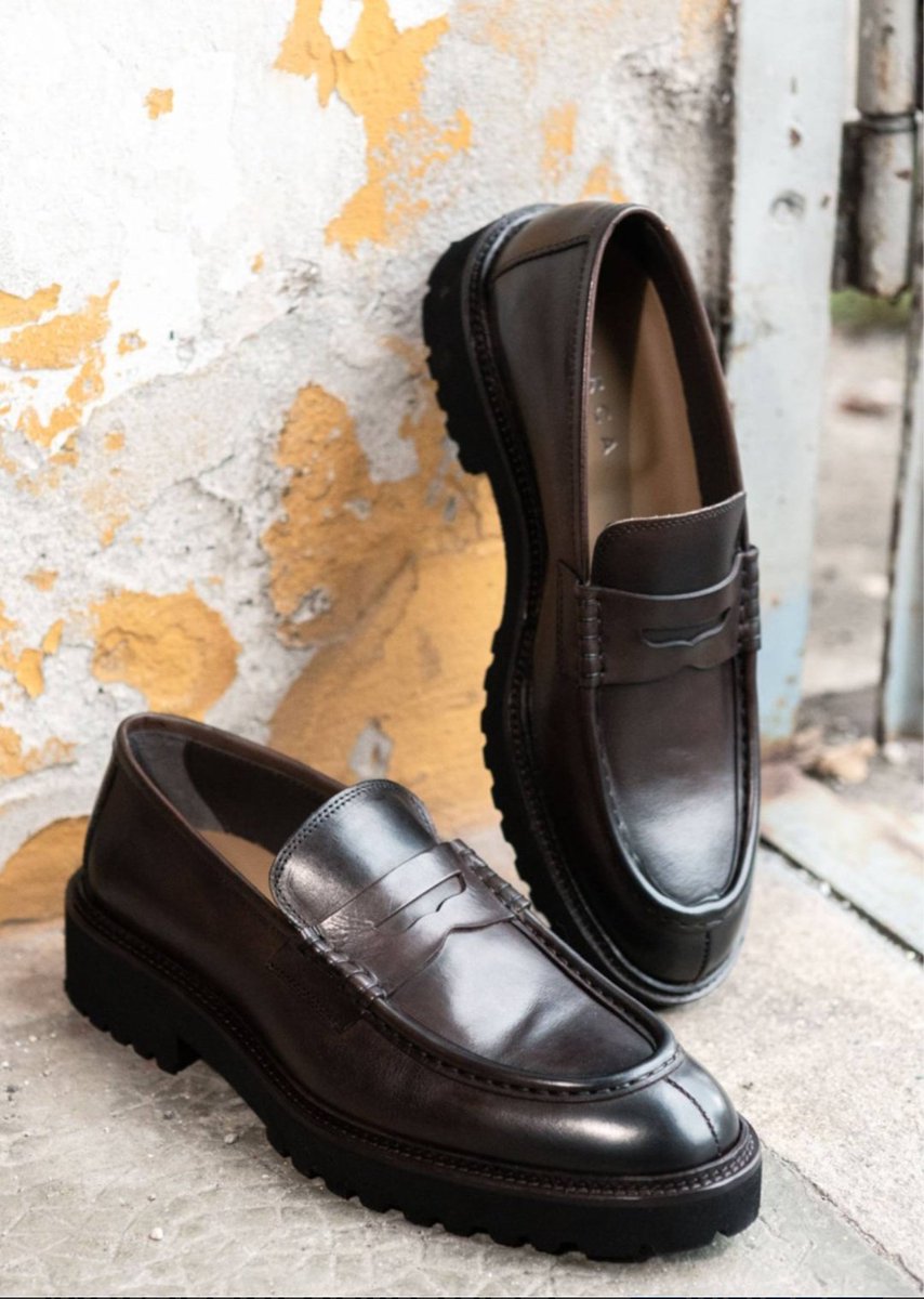 BUONGIORNO 
Il termine MOCASSINO deriva dalle lingue indigene del Nord America (Algonchino) indicando originariamente una calzatura di pelle di daino cucita a mano. Il termine è giunto in italiano tramite l'inglese MO(C)CASIN riportando il concetto di scarpa chiusa senza lacci.