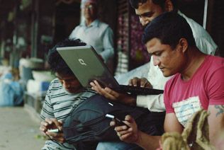 AlphaIndexPro's tweet image. 🇮🇳 India Internet Users:

2015 ➜ 🇮🇳 Internet Users: 243 million  
2016 ➜ 🇮🇳 Internet Users: 314 million  
2017 ➜ 🇮🇳 Internet Users: 374 million  
2018 ➜ 🇮🇳 Internet Users: 462 million  
2019 ➜ 🇮🇳 Internet Users: 562 million  
2020 ➜ 🇮🇳 Internet Users: 624 million  
2021 ➜