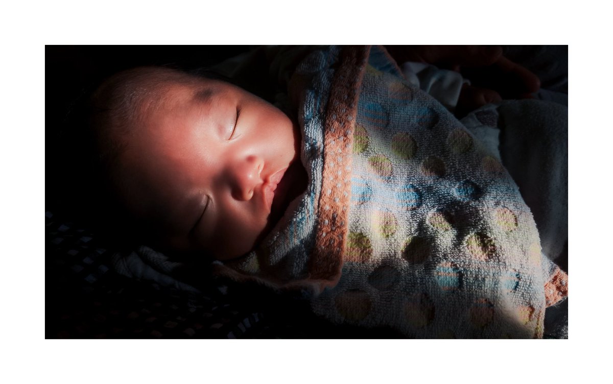 YAMAGRAPH_Photo's tweet image. 夜泣き、照らされる顔👨‍🍼
昨夜は疲労困憊だったけど、朝日に照らされる寝顔はまぁなんと神々しくもあり愛らしくもあり。