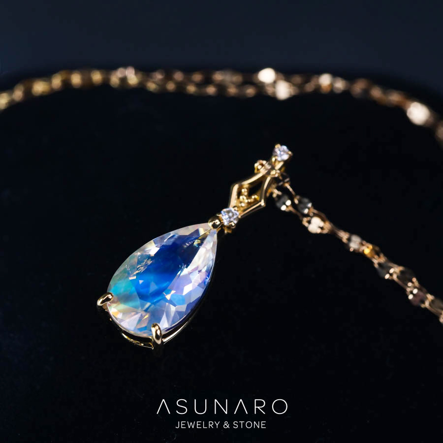 AsunaroStone's tweet photo. 極夜にゆらめくオーロラのように神秘的な煌めきを宿した🌌アンデシンラブラドライトをお仕立てさせていただきました。

直線的ですっきりとした都会的な雰囲気溢れるペンダントヘッド。メインストーンのシェイプによって印象が大きく変わるので、お気に入りの石のカラーやカットを存分に楽しめるデザインです。

K18の繊細な細工とメレダイヤの煌めきがアンデシンラブラドライトの精妙な色合いを際立たせ、上品かつミステリアスな大人のジュエリーに仕上がりましたね。

当店のセミオーダーは、ルースの大きさやカットの種類が異なる場合もお仕立てが可能です（取り巻きなど一部デザイン除く）
お気軽に公式LINEにてお問い合わせください。
空枠番号：S06A