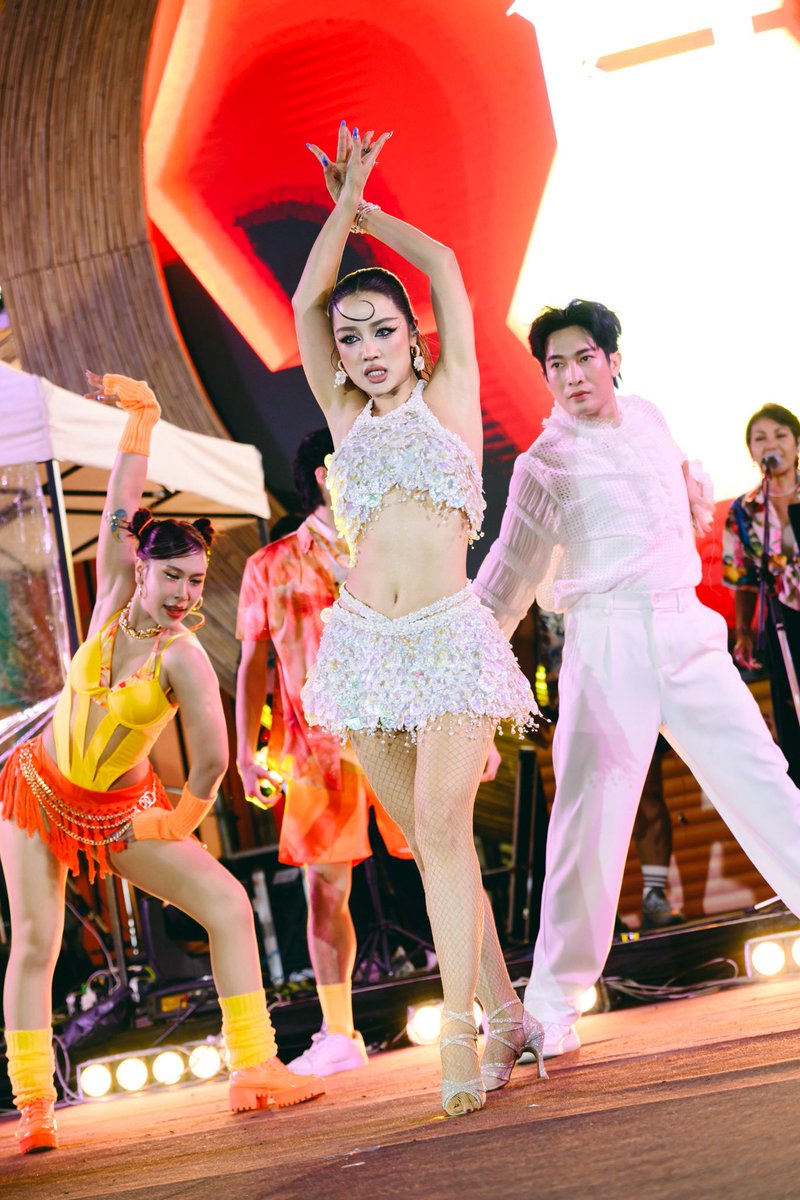 Hello98_th's tweet image. สยามพารากอนเสิร์ฟไลน์อัพสุดพีค!
เอนจอย-จูน / Khana bierbood / DJ CHIN CHINAWUT / KT KRATAE
🔗 facebook.com/share/p/1ChMbL…

ปลุกความมันส์เต็มพิกัด “SIAM PARAGON SUMMERBEATS MUSIC FEST 2026”

#Enjoyyotdr
#Junenannirin
#EnjoyJune 

#SiamParagonSummerBeats2026 #SiamParagonSongkran2026