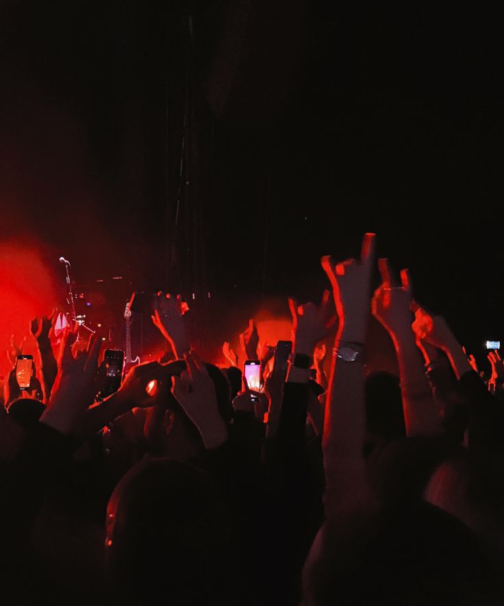 Beijo ao Sangue | #Oneshot #guapoduo 

Em meio a multidão, em um show de rock nada convencional, duas pessoas com pendências a resolver se encontram pelo acaso do destino.