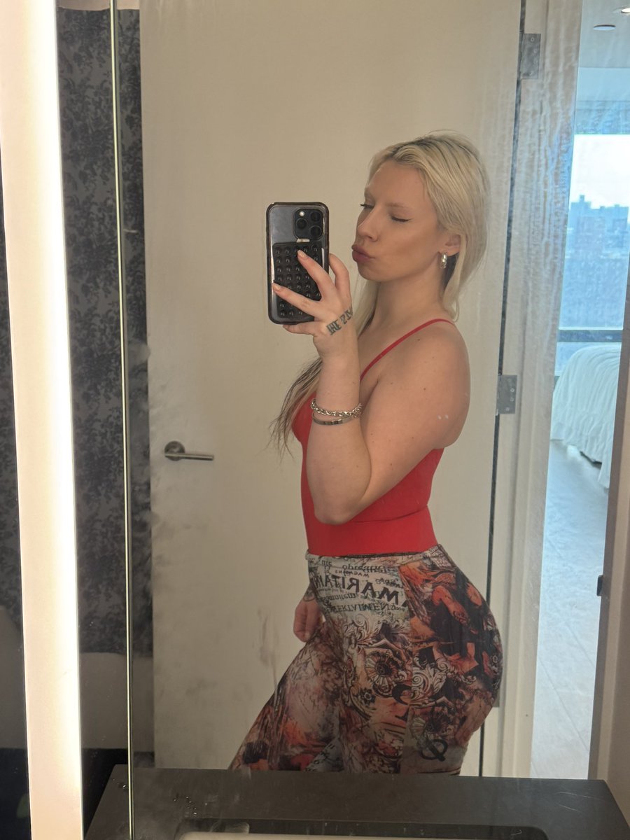 Vivi Victoria tweet media