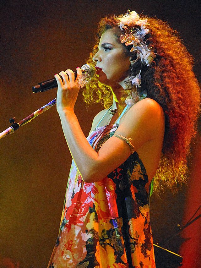 raioramon's tweet photo. @allurequinn Para quem esta encantado com a musica brasileira e gosta dessa estética mais etérea recomendo procurar o show dessas 3 artistas no youtube 
1) Marina Sena
2) Marisa Monte
3) Vanessa da Mata https://t.co/4l1QoiuB6i