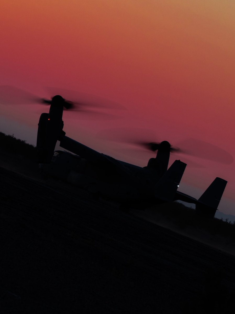 jdiz_photo's tweet photo. when the sun goes down, 10 ospreys come up. WTI mission to start off the week.
#wti #v22 #usmarines #usmc #v22osprey #landingzone #desert https://t.co/MLnzqZWKpv