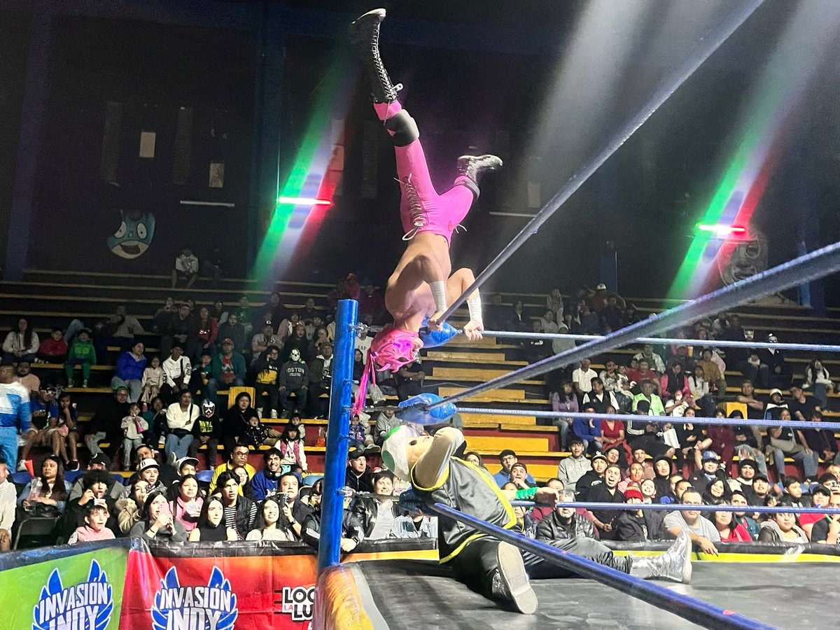 LaTijeraLucha's tweet image. Arranca la función popular de la #ArenaNeza con una batalla en relevos sencillos que se llevan los rudos #KidLaberinto y #ReyCaballero ante #Towi y #Agil, haciendo vibrar al público noble y que ni la lluvia la detiene 🔥
#latijeraluchalibre