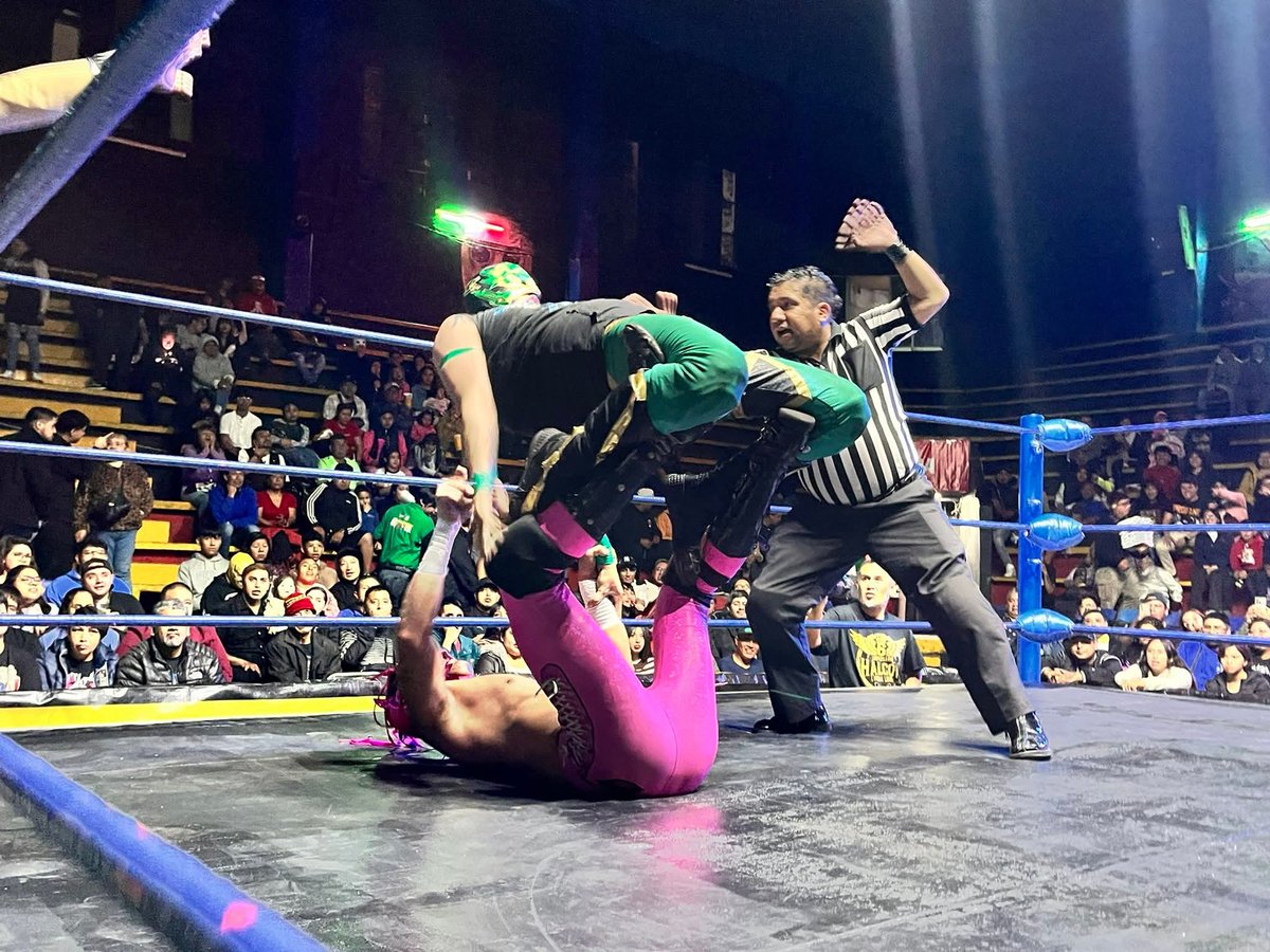 LaTijeraLucha's tweet image. Arranca la función popular de la #ArenaNeza con una batalla en relevos sencillos que se llevan los rudos #KidLaberinto y #ReyCaballero ante #Towi y #Agil, haciendo vibrar al público noble y que ni la lluvia la detiene 🔥
#latijeraluchalibre