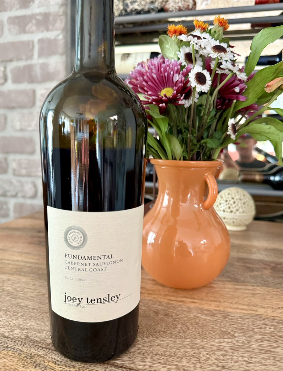 SashaEats's tweet image. Sunday pour 🍷💐🍇 

#SashaSips #cheers #WineLover