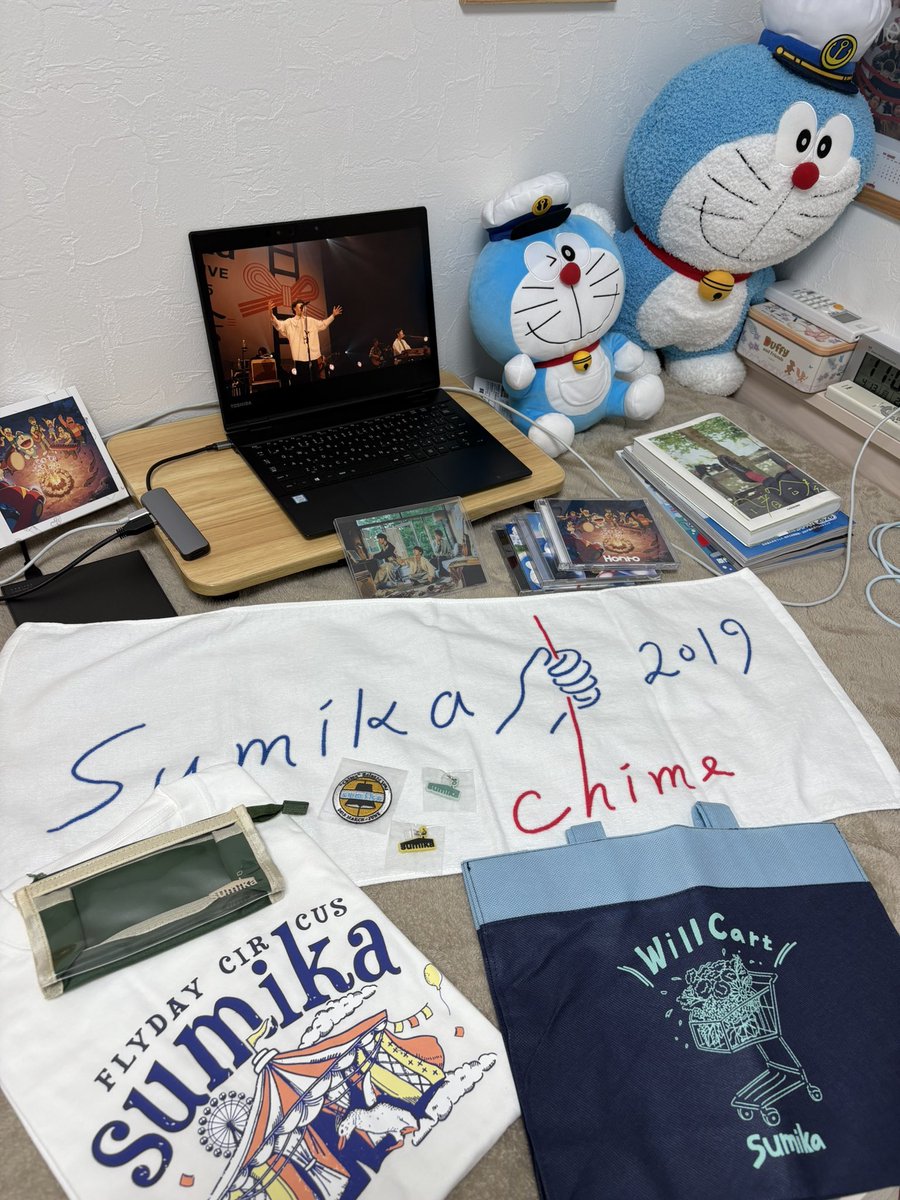 muchimaru_smk's tweet photo. 縁会観てたら、ついに届いたWillCart🛒💐
Chimeとフラサカのグッズでテンション上がった〜🥰
そして、最近はベッド周りがドラちゃんだらけ〜🩵️🫧✨️
#sumika #WillCart https://t.co/oZyJj24376
