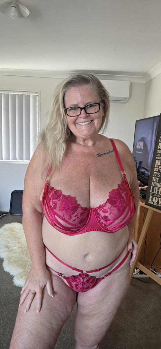 aussieBBie's tweet image. If you’re scrolling past this… you’re missing the best version ❤️‍🔥
Red lingerie. Close-ups. No filters. No limits 😈
Don’t just watch — come inside 👇
Link in bio 💋
#OnlyFans #JoinNow #VIPContent #UnlockMe #PremiumContent #AussieOnlyFans #HotGirlEnergy #CurvyConfidence