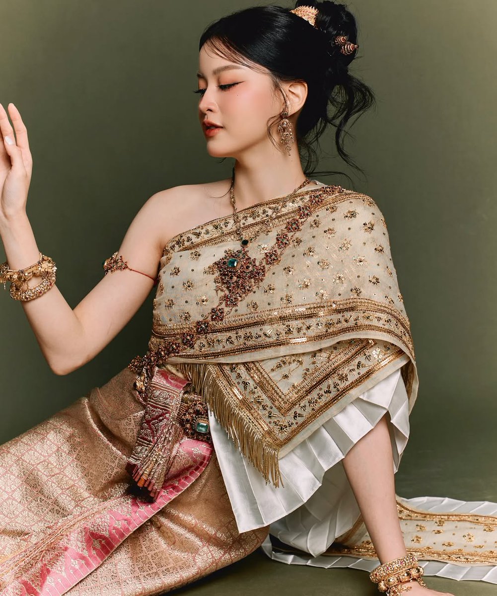 EverydaynewsTH's tweet image. "แทน ดวงแก้ว" อวดภาพสุดสวย ในลุค "นางรากษสเทวี" นางสงกรานต์ประจําปี 2569 จัดเต็มชุดไทยจักรพรรดิสุดประณีต สุดงดงาม

@Tanytannnn 
#tanytannn
#แทนดวงแก้ว