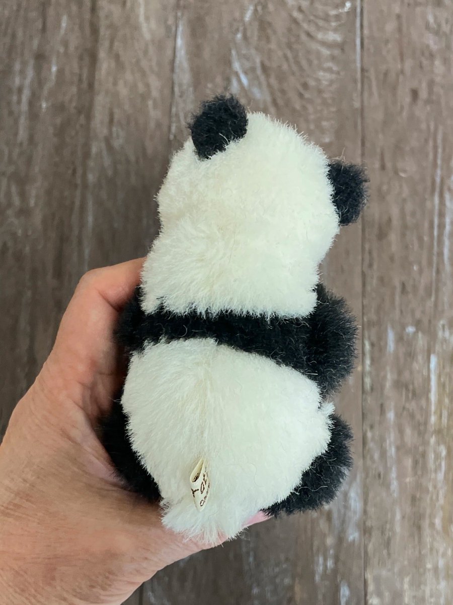 kseratta's tweet photo. 後ろ姿がチャームポイントのパンダキッド
前から見ると頭大きいの
3頭身あるんだけどねー https://t.co/tuwi817P6m