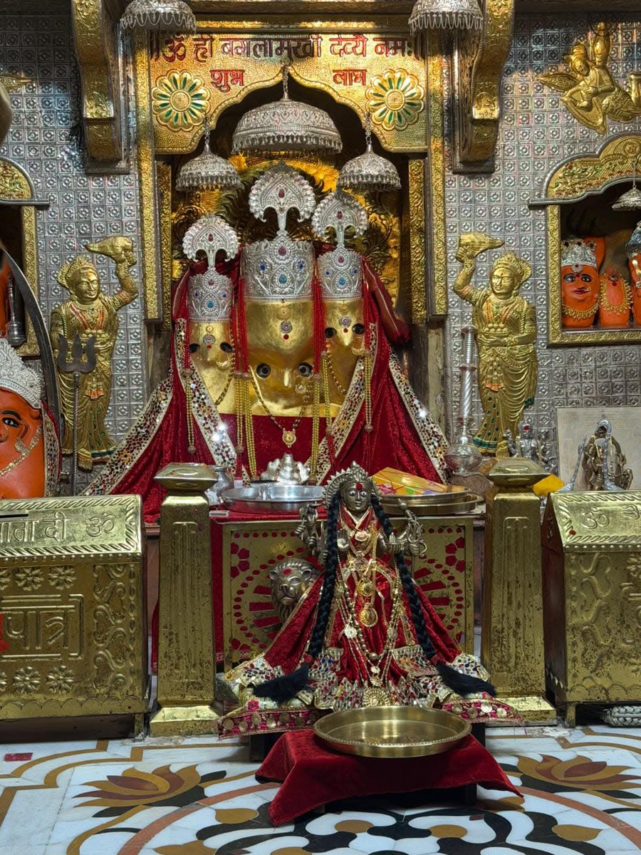 राजराजेश्वरी अष्टम महाविद्या मां भगवती बगलामुखी महामाई के प्रातः काल दर्शन
*ॐ ह्लीं बगलामुखी सर्व दुष्टानाम वाचम मुखम पदम स्तंभय जिव्हाम किलय बुद्धिम विनाशय ह्लीं ॐ स्वाहा*
*_जय माता दी_* 🚩
𝙿𝚝 𝚛𝚊𝚑𝚞𝚕 𝚜𝚑𝚊𝚛𝚖𝚊 
𝙱𝚊𝚐𝚊𝚕𝚊𝚖𝚞𝚔𝚑𝚒 𝚖𝚊𝚗𝚍𝚒𝚛 𝚗𝚊𝚕𝚔𝚑𝚎𝚍𝚊
