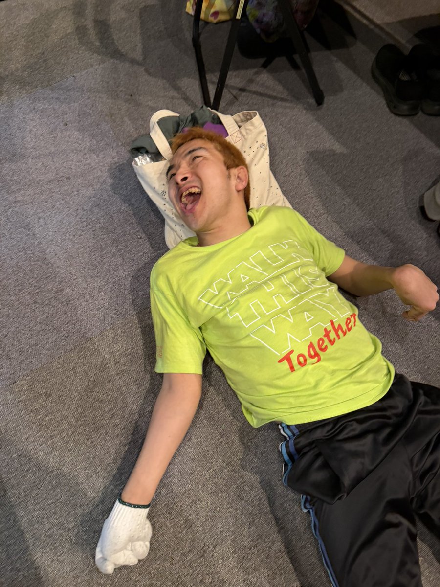 あーーーー(((°Д°;)))
今気付いた！
まこ姉、マコが学ラン着てるピンの写真撮ってないw
代わりに、座りっぱなしのお尻を休憩させるべく床に寝っ転がるマコの写真とか撮ってるけどwww
まぁ、学ラン着てる写真自体はアルバムのどこかにあるから良しとしようw